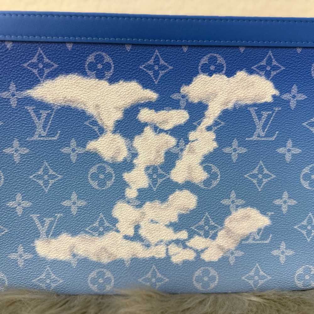❌❌SOLD❌❌ Louis Vuitton Blue Cloud Monogram limited edition Clutch - Picture 3 of 13